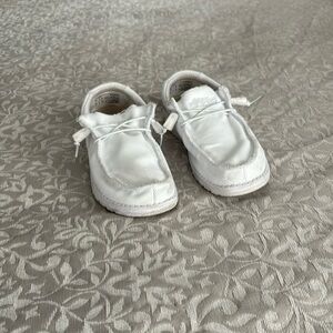 White hey dudes men size 7, womens size 9